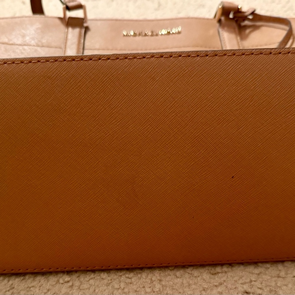 MICHAEL Michael Kors Tan Tote Bag with Structured Shape and Thin Straps - Picture 4 of 7